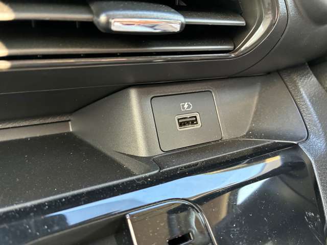 USBソケット搭載★携帯電話やタブレットの充電に役立ちますね！