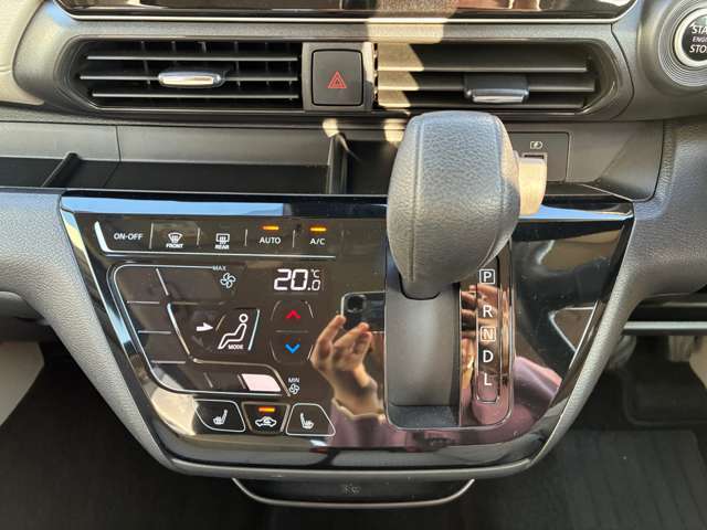 オートエアコン付きです。ご自宅のエアコンと同じ感覚で御使いいただけます♪