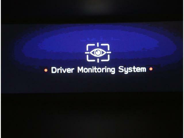 ■ドライバーモニタリングシステム装備。予め設定済みのシートポジションやドアミラー角度などを自動的に再現。また前回のエアコン設定も再現致します。また居眠り運転やわき見運転を警告し運転者を常に見守ります。