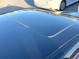 【サンルーフ】開放感たっぷりの希少装備、サンルーフが装着されています！車内に明かりを取り入れたり景色を楽しむ以外にも、車内の空気も簡単に換気できて快適です！