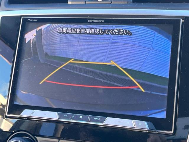 【バックカメラ】駐車時に後方がリアルタイム映像で確認できます。大型商業施設や立体駐車場での駐車時や、夜間のバック時に大活躍！運転スキルに関わらず、今や必須となった装備のひとつです！