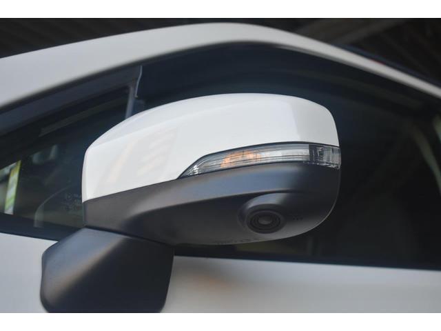 フロントグリルに装着されたカメラの映像をディスプレイに表示。自車の前方の様子が確認でき、見通しの悪い交差点や駐車・発進時などの前方確認をサポートします。