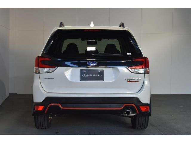 スバルの4WD(AWD)は直進安定性に優れ、日常走行から高速走行まで、さまざまなシーンで安心感に満ちた走りが愉しめます。それは悪路や泥道など左右のタイヤの路面状況が異なるシーンでも変わりません。