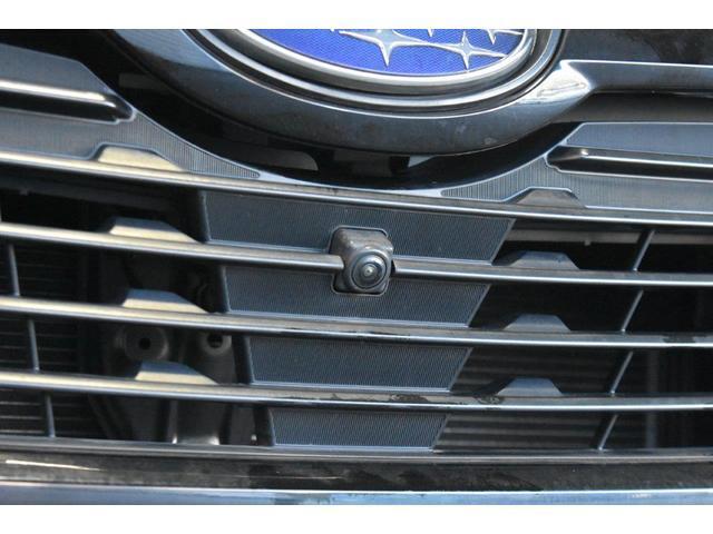 フロントグリルに装着されたカメラの映像をディスプレイに表示。自車の前方の様子が確認でき、見通しの悪い交差点や駐車・発進時などの前方確認をサポートします。