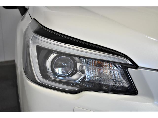 LEDヘッドランプは白色または青白い光を放ちます。夜間でも遠くまで見通しが良くなり、道路標識や歩行者をより早く認識できます。