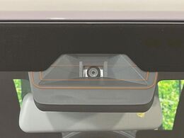 【スズキ　セーフティサポート】走行中に前方の車両等を認識し、衝突しそうな時は警報とブレーキで衝突回避と被害軽減をアシスト。より安全にドライブをお楽しみいただけます。