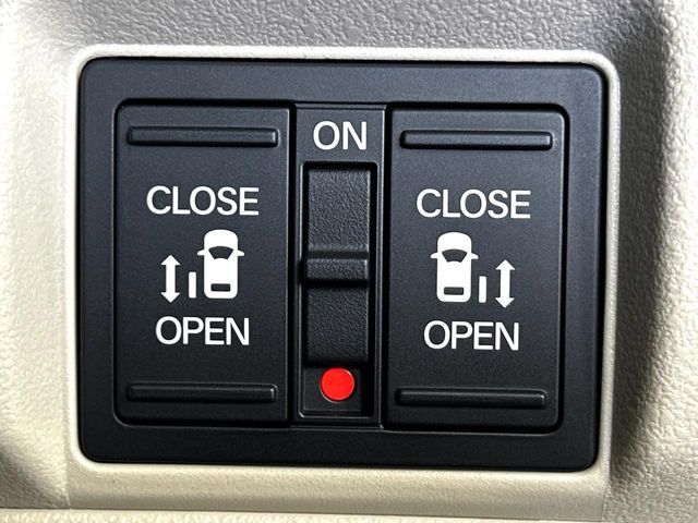 【両側パワースライドドア】スマートキーや運転席のスイッチで後席両側スライドドアの開閉が可能♪電動だから力を入れてドアを開ける必要が無く、小さなお子様でも簡単に開け閉めでき快適です♪