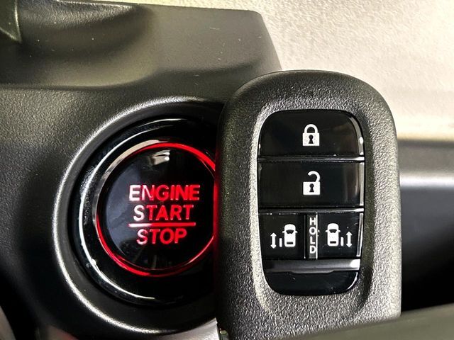 【Hondaスマートキー】カバンやポケットに入れたままでもドアの施錠・解錠が可能なスマートキーを装備。エンジンのオン・オフ時もカギを取り出す必要が無いからとっても便利です♪
