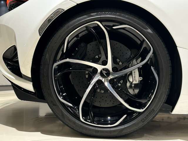 停車中の美しさのみならず、走行中も存在感を放つ印象的なホイールデザインです。