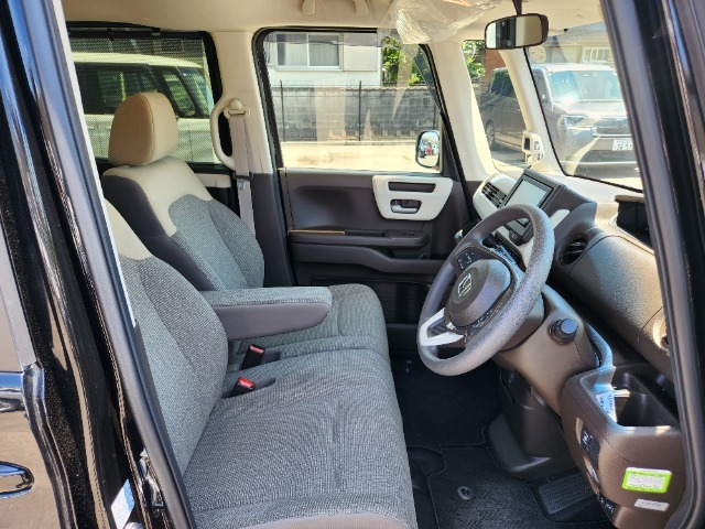 展示車になる工程で室内のクリーニングをさせて頂き皆様に安心して触っていただけるよう展示させて頂いております。内外装で気になる点など御座いましたら詳細を写真などでご案内できますのでご遠慮なくお尋ね下さい