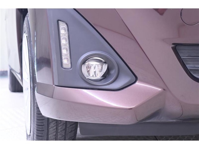 フロントフォグランプは、雨や霧などの悪天候時に、ヘッドランプの明るさを補助してくれます
