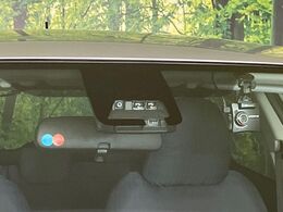 【トヨタセーフティセンス】走行中に前方の車両等を認識し、衝突しそうな時は警報とブレーキで衝突回避と被害軽減をアシスト。より安全にドライブをお楽しみいただけます。