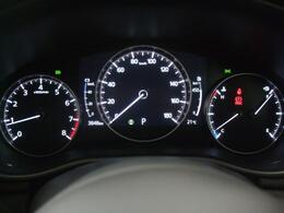 中央のメーターを軸とし、「左右対称」を意識してデザインされたメーターパネル。ドライバーへ中心軸を意識させ、「どこまでも走っていきたい」と思わせてくれるデザインです。