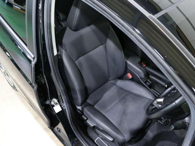 程よい硬さとホールド性が高いシートで長時間運転も快適です。