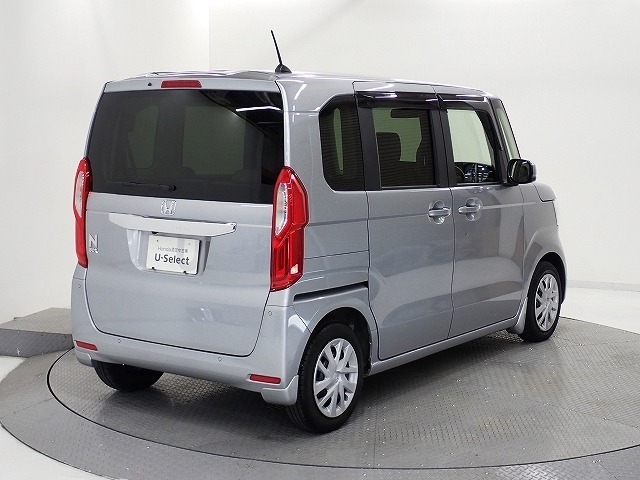 プライバシーガラスが装備されています。外を見るときには気にならずに、後方車両からは車内が見えにくい設計です、周りを気にせず、快適に運転できますよ。