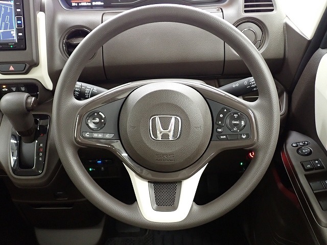 ハンドル左側にはオーディオ操作が出来るオーディオリモートコントロールスイッチ、右側にはHonda SENSINGとオートクルーズコントロールのスイッチを装備！