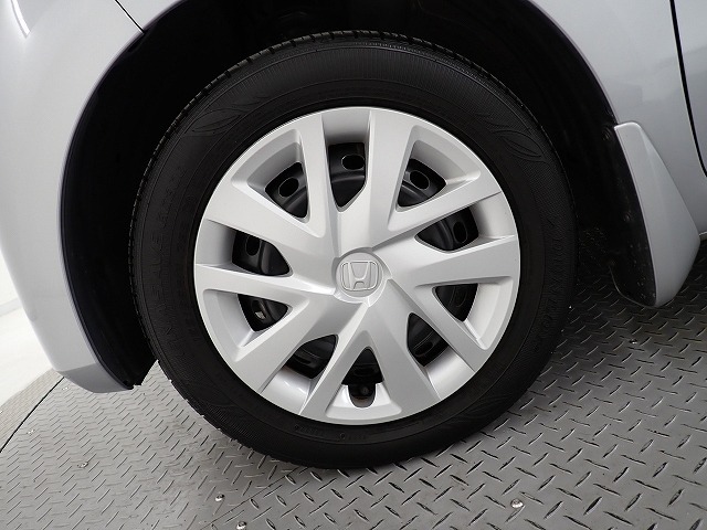 ホイールは車のデザインにマッチした専用タイプです。