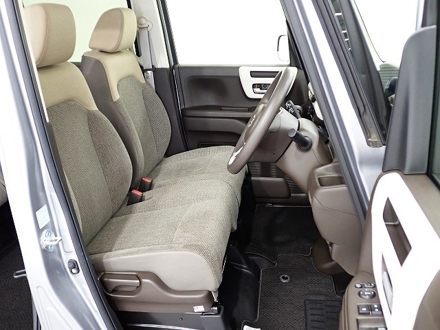 フロントシートはベンチシートです、運転席と助手席の移動が簡単です。真ん中にはアームレストも装備されています！ また運転席シートの高さも調整できます。
