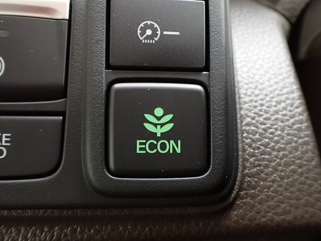 エンジン、エアコンなどを制御し低燃費な『ECONモード』に、また走りを楽しみたいとき、空調など快適性を重視したいときにはスイッチOFFで通常モードに切り替えができます！