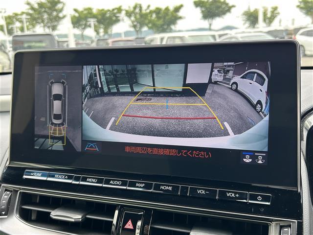 【パノラミックビューモニター】クルマを真上から見下ろした視点で駐車をサポートします！クルマの斜め後ろや真横など、いち早く障害物に気が付くことができます。