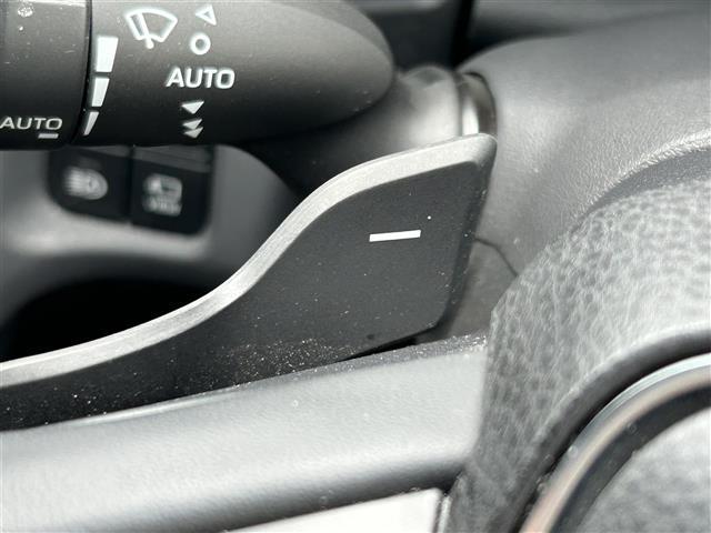 【パドルシフト】ギアを自分で変速できる装置。AT車をマニュアル車のように運転でき、スポーティーな走りを感じる事ができます！