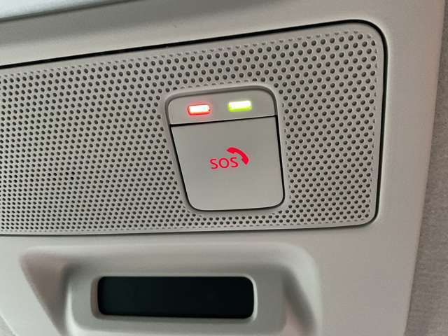 SOSコール　万が一の事故発生時には、エアバック展開と連携し自動通報されます。専門のオペレーターが警察や消防へ連携をサポートします。