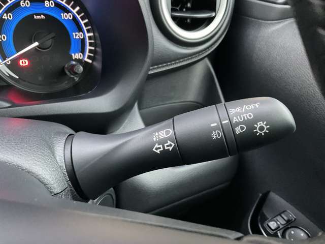 オートライトついてます。トンネルでいちいちスイッチ切り替えなくて良い感覚は使ってからしみじみ感じますよ。