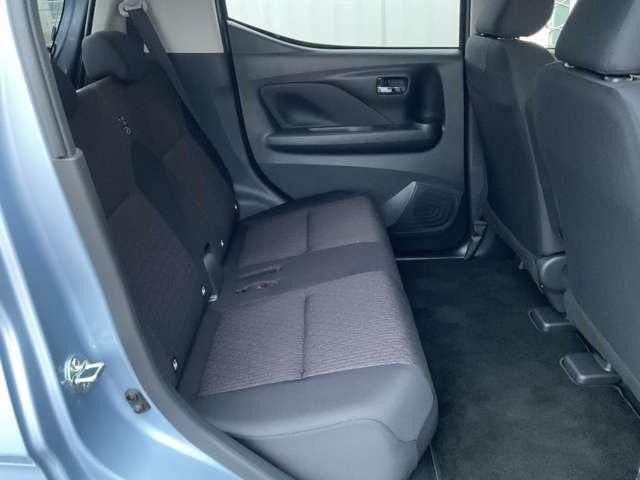 リヤシートは足元空間も広くリラックスしてドライブが楽しめます。