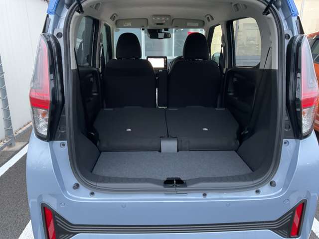 後部座席をシートアレンジすれば、大きい荷物も楽々積めますよ！