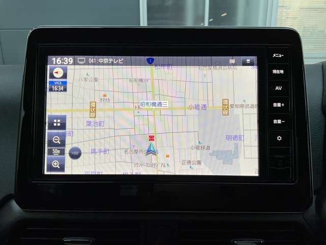 日産オリジナルナビゲーション。大型モニターを採用。画面が大きいので、タッチ操作もスムースで快適です。