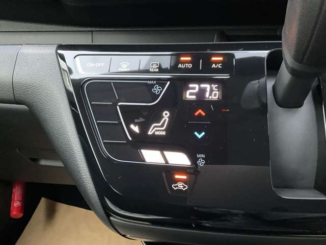 タブレット端末のようなタッチパネル式のオートエアコン採用。凹凸のない滑らかな表面で操作感を高めています。