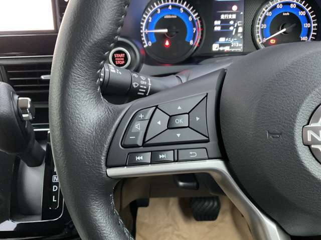 ステアリングから手を離さずにオーディオ操作などができるステアリングスイッチです。