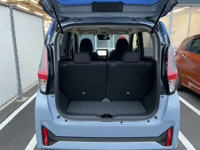 バックドアには、通常の約半分のスペースがあれば開閉できるハーフバックドア