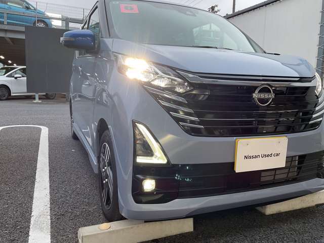 LEDヘッドライトはハロゲンランプの約2倍の光量で明るく遠くを照らし、夜間走行時の視認性を高めます。さらに長寿命や省電力、スタイリッシュな印象も際立たせます。