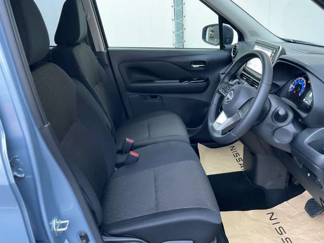 運転席まわりです。実際に座ってみて、乗り心地を体験してみてください。