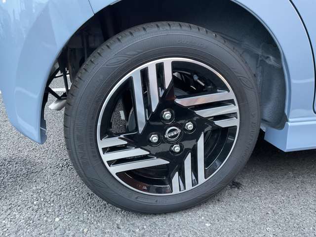 アルミホイール付！鉄ホイールと違って軽いので燃費にも影響してきます。ガソリンの高騰に少しは貢献します！あと単純に足元がきまります。