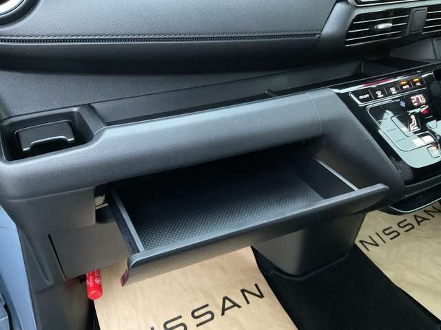 ダッシュボード助手席側上部にインストアッパーボックスがあり、収納に便利です。