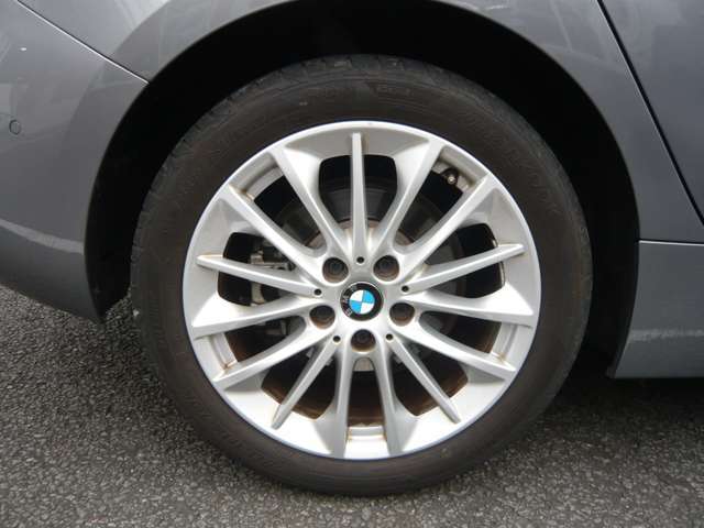 BMW純正アロイホイールはモデルやパッケージに合わせてデザインされています。洗練されたデザインで、足元の個性を引き立てます。