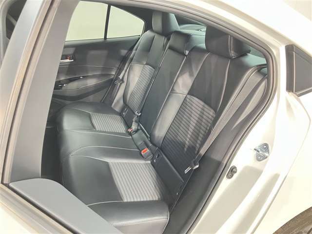 後部座席です。もちろんシートベルトも完備です。