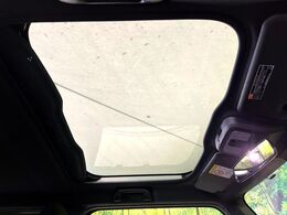【ガラスルーフ】ガラスルーフ搭載で車内の解放感が一気にアップ！開放的なドライブをお楽しみいただけます。