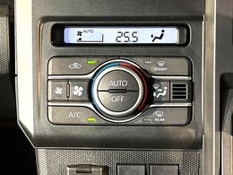 【オートエアコン】一度お好みの温度に設定すれば、車内の温度を検知し風量や温度を自動で調整。暑い…寒い…と何度もスイッチ操作をする必要はありません。快適な車内空間には必須の機能ですね♪