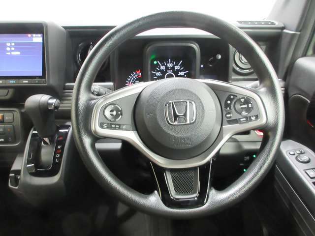 ハンドルの両側に操作ボタンが付いております。運転しながら操作ができるのでとっても便利！