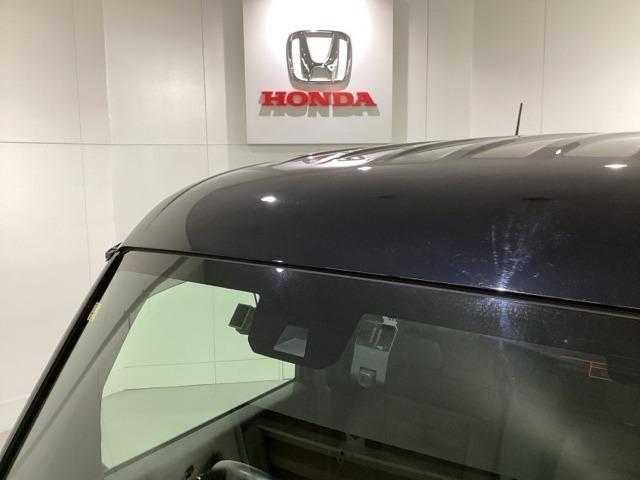 Honda SENSING装着車です。衝突を予測してブレーキをかけたり、前のクルマにちょうどいい距離で走行できる多彩な安心・快適機能を搭載した先進の安全運転支援システムがドライバーをサポートします。