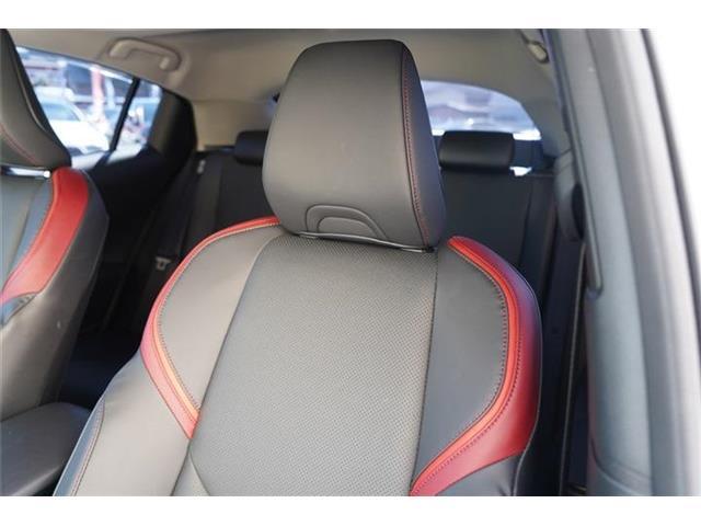 メーカーオプションレッド加飾付合皮スポーティシート装備☆スポーティでスタイリッシュなデザイン☆パーフォレーション加工が施されており、快適性を確保されています☆