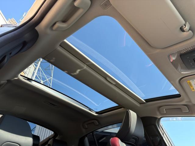 メーカーオプションのパノラマルーフ装備☆高級車やSUV車など幅広く好まれるメーカーオプション装備の一つ☆車内に自然光の明るさを取り入れることができ、とても暖かく春先などには重宝します☆