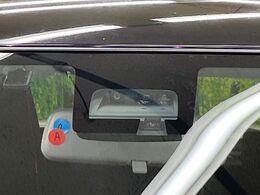 【スズキ　セーフティサポート】走行中に前方の車両等を認識し、衝突しそうな時は警報とブレーキで衝突回避と被害軽減をアシスト。より安全にドライブをお楽しみいただけます。
