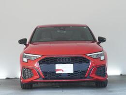 Audiデザインの特徴であるシングルフレームグリルが存在感を主張します。