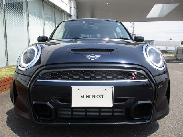 360度納車前点検整備エンジン、トランスミッション、サスペンションはもちろんのこと、マフラーやエアコンなどの電気系統やコンピュータ・システムなどを詳細に点検します。
