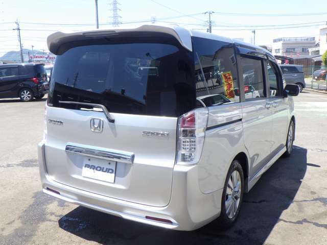 車両入庫チェックではエンジン・機関系をはじめ、電装装備、内装など100項目以上のチェックをしています。試乗も行なっていますのでご安心下さい。