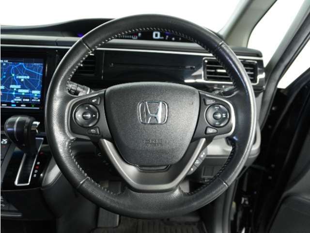 【Honda SENSING】 カメラ等装置で精度の高い検知能力を発揮、安全運転を支援します。ステアリング上のコントローラーに注目！